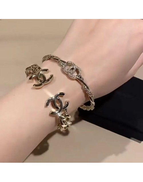 Chanel Bracelet Product Code：X-LI-CHA-59033When confirming stock and placing an order on whatsapp, please tell us the Product Code