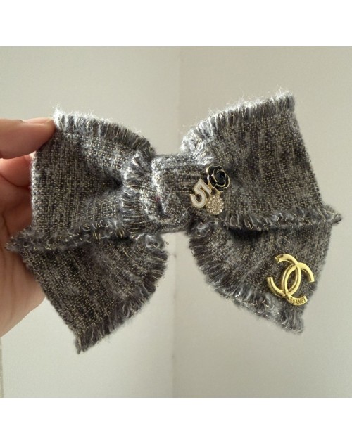 Chanel Hair accessories Product Code：X-LI-CHA-59649When confirming stock and placing an order on whatsapp, please tell us the Product Code