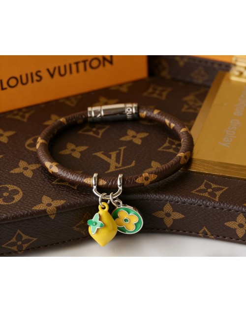 Lv Key Chain Product Code：X-LI-LV-59614When confirming stock and placing an order on whatsapp, please tell us the Product Code