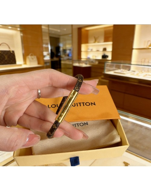 Lv Bracelet Product Code：X-LI-LV-59618When confirming stock and placing an order on whatsapp, please tell us the Product Code