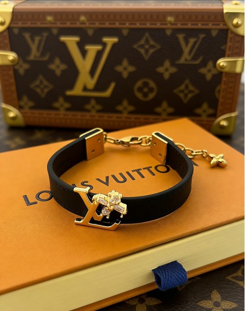 Lv Bracelet Product Code：X-LI-LV-59626When confirming stock and placing an order on whatsapp, please tell us the Product Code