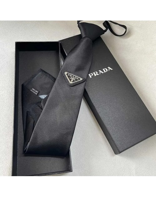 Prada Brooch Product Code：X-LI-PRA-58929When confirming stock and placing an order on whatsapp, please tell us the Product Code